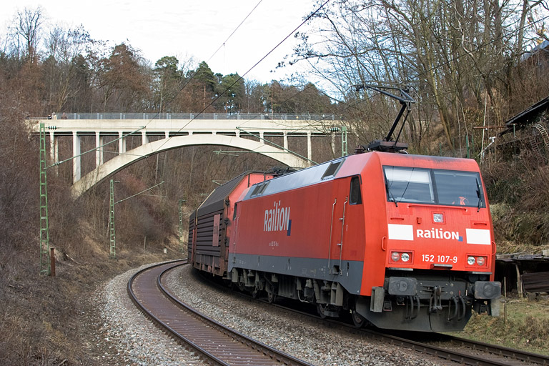 152 107 mit GA 60046 bei km 10,8 (Februar 2012)
