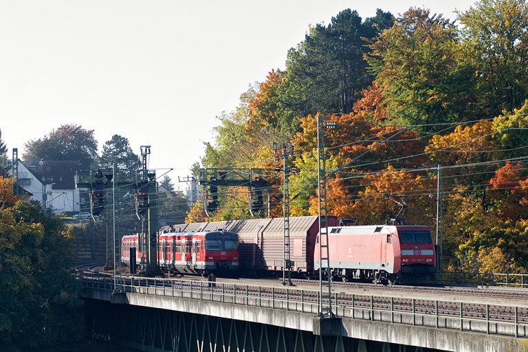 152 108 mit EK 56165 bei km 14,6 (Oktober 2012)