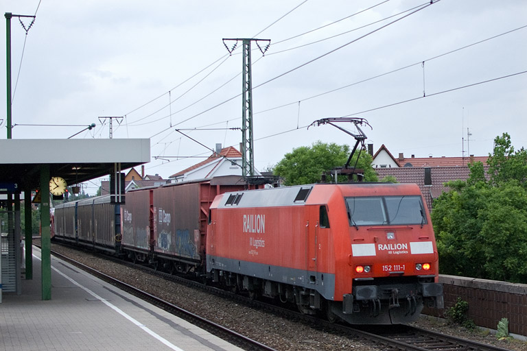 152 111 mit GA 60084 bei km 16,8 (Mai 2012)
