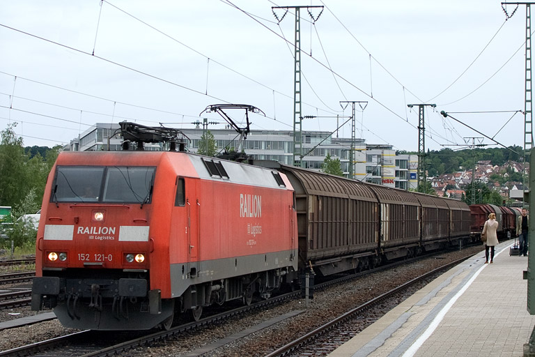 152 121 mit EK 56166 bei km 15,6 (Juni 2012)