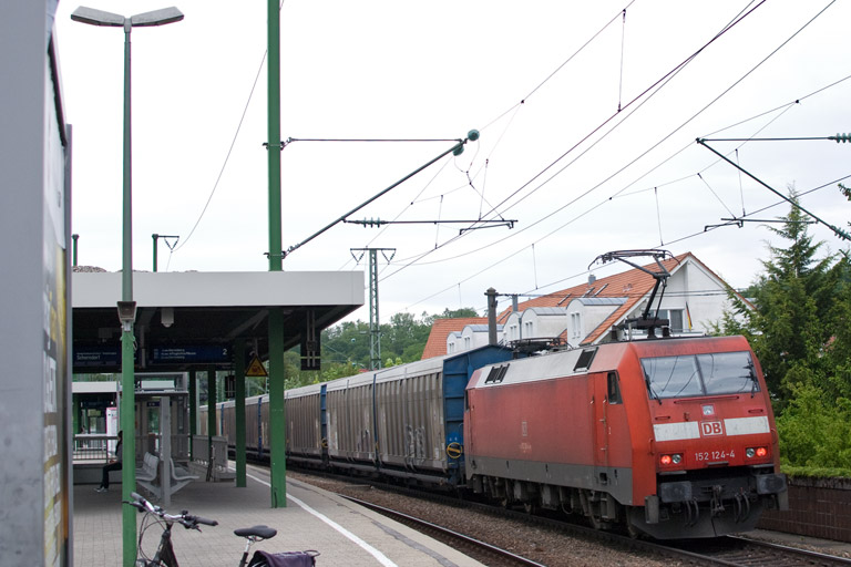 152 124 mit EK 56173 bei km 16,8 (Mai 2012)