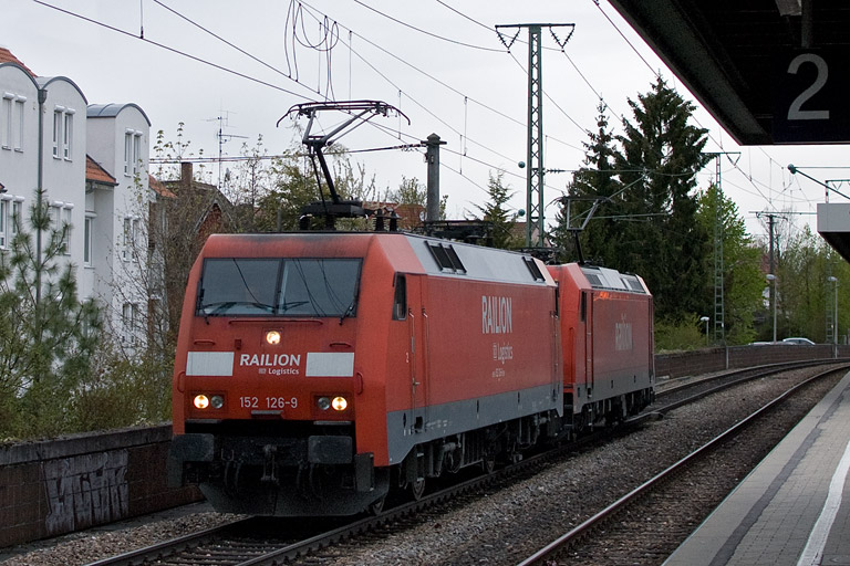 152 126 und 185 230 als EK 56181 bei km 16,8 (April 2012)