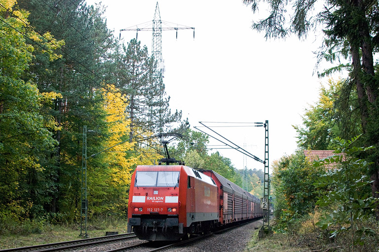 152 127 mit EK 56167 bei km 18,2 (Oktober 2012)