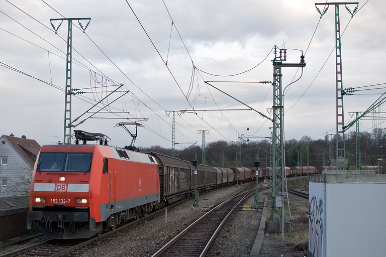 152 132 mit EK 56166 bei km 16,8 (April 2012)
