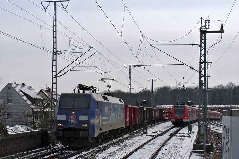 152 135 mit EK 56164 bei km 16,8 (Februar 2012)