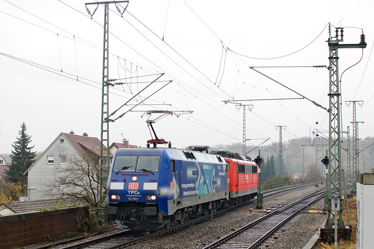 152 136 und 151 029 bei km 16,8 (November 2012)