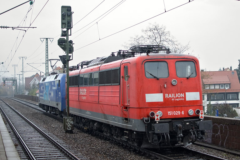 152 136 und 151 029 bei km 16,8 (November 2012)