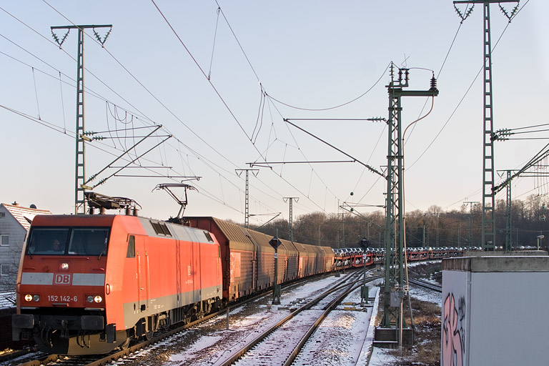 152 142 mit GA 60082 bei km 16,8 (Februar 2012)