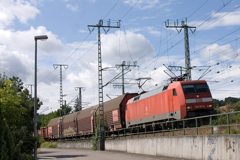 152 167 mit EK 56164 bei km 16,6 (August 2012)