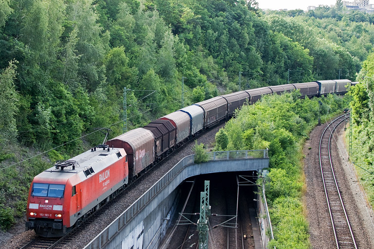 152 163 mit EK 56173 bei km 13,8 (Juni 2012)
