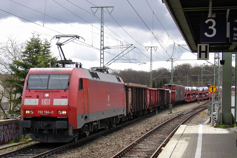 152 164 mit EK 56180 bei km 16,8 (April 2012)