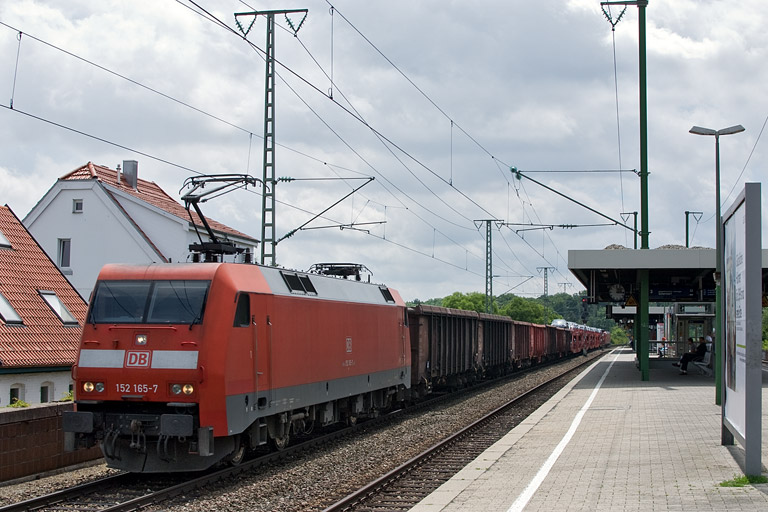 152 165 mit EK 56180 bei km 16,8 (Juni 2012)