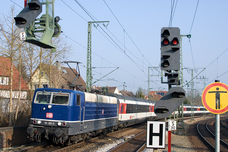 181 201 mit IC 181 bei km 16,6 (M&auml;rz 2012)