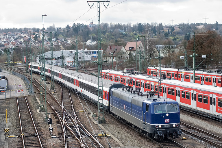 181 201 mit IC 280 bei km 16,0 (Januar 2012)