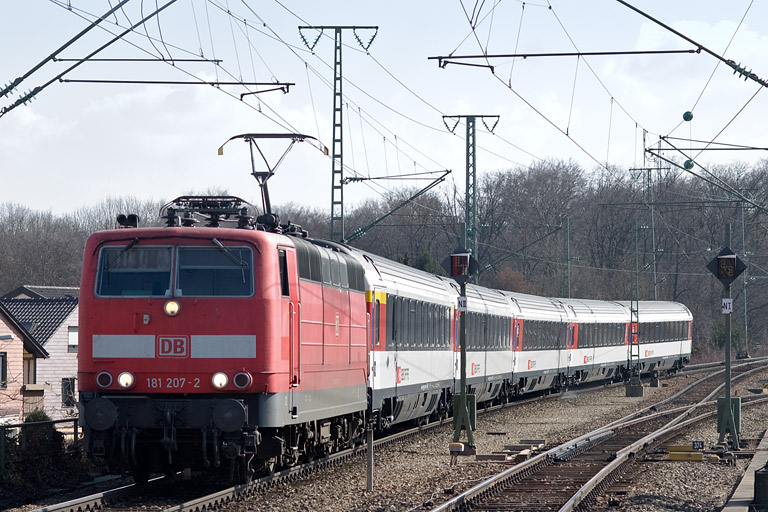 181 207 mit IC 280 bei km 16,8 (M&auml;rz 2012)