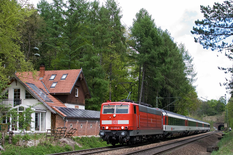 181 209 mit IC 187 bei km 18,2 (Mai 2012)