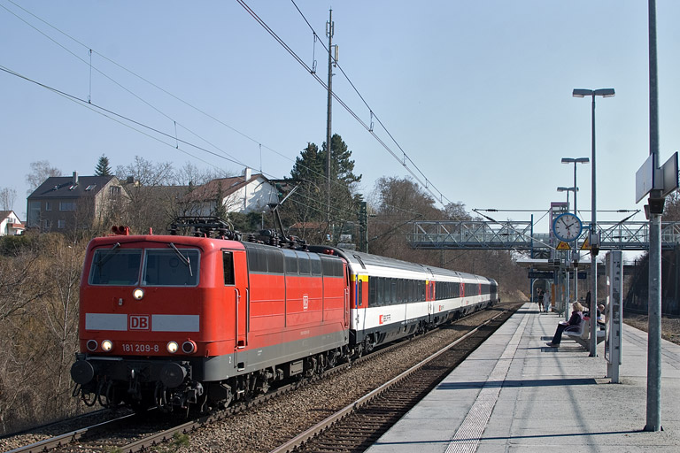 181 209 mit IC 280 bei km 14,2 (M&auml;rz 2012)