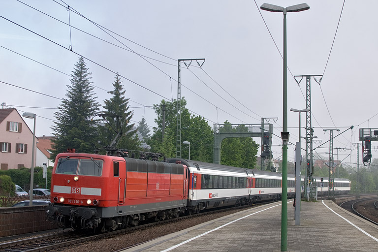 181 210 mit IC 181 bei km 16,8 (Mai 2012)