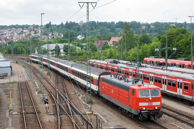 181 213 mit IC 280 bei km 16,0 (Juni 2012)