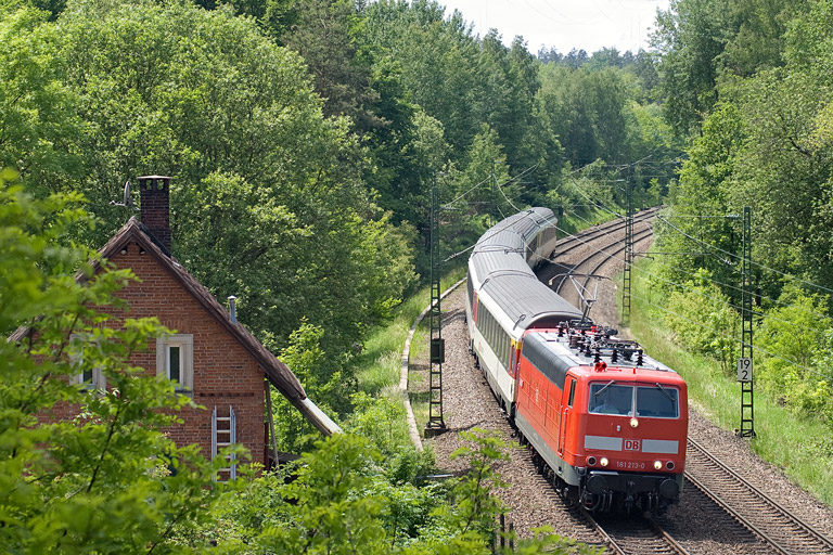 181 213 mit IC 280 bei km 19,2 (Mai 2012)