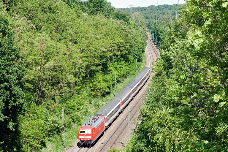 181 213 mit IC 281 bei km 20,2 (Mai 2012)
