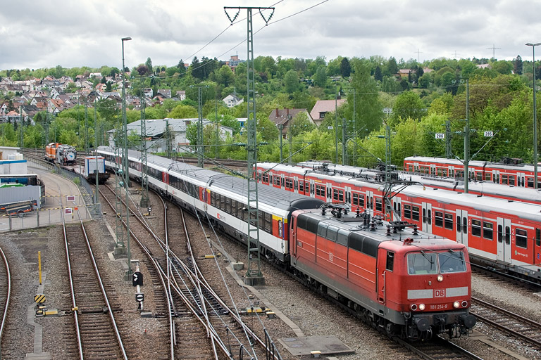 181 214 mit IC 280 bei km 16,0 (Mai 2012)