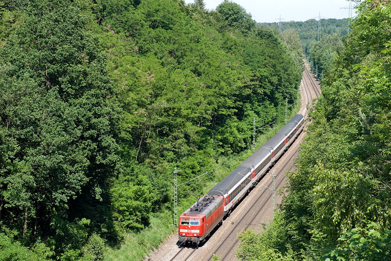 181 214 mit IC 281 bei km 20,2 (Juni 2012)
