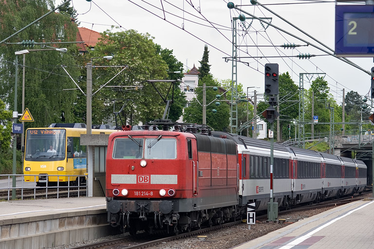 181 214 mit IC 281 bei km 15,6 (Mai 2012)