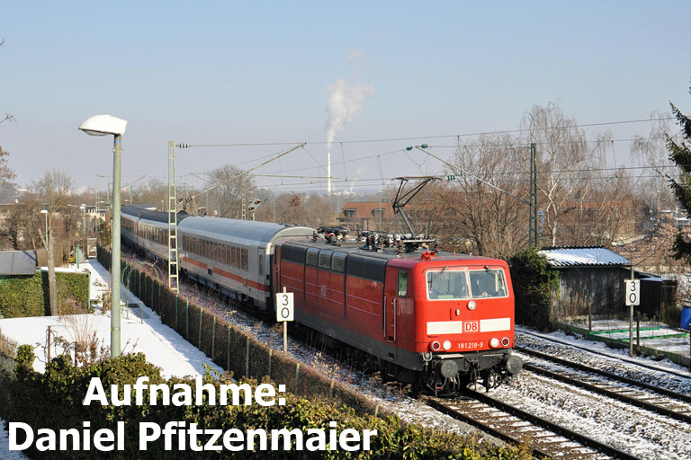 181 218 mit IC 187 bei km 3,0 (Februar 2012)