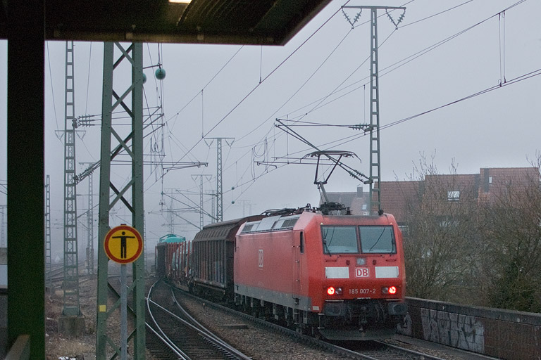 185 007 mit EZ 44695 bei km 16,8 (M&auml;rz 2012)