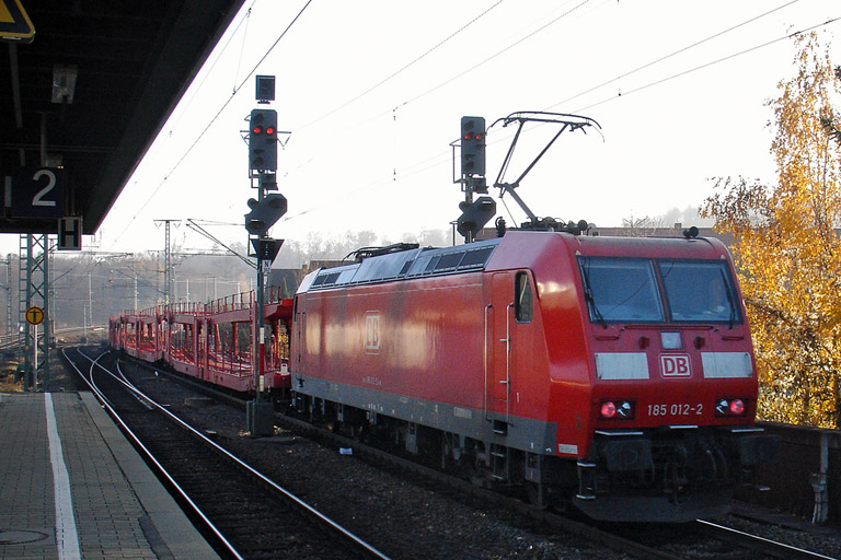 185 012 mit EK 56189 bei km 16,8 (November 2012)