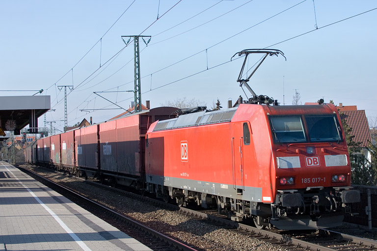 185 017 mit GA 60082 bei km 16,8 (M&auml;rz 2012)