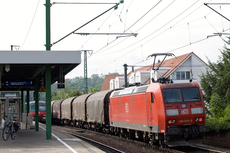 185 018 mit GM 49225 bei km 16,8 (Juli 2012)