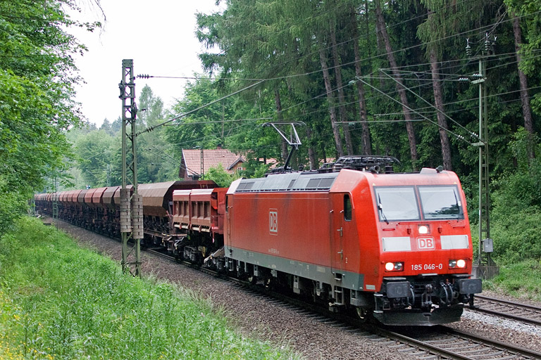 185 046 mit EZ 50885 bei km 18,2 (Mai 2012)