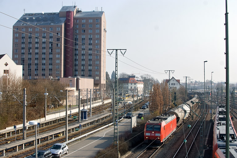 185 057 mit EZ 44689 bei km 15,8 (M&auml;rz 2012)
