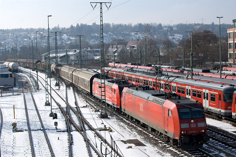 185 060 und 185 090 mit EZ 44696 bei km 16,0 (Februar 2012)