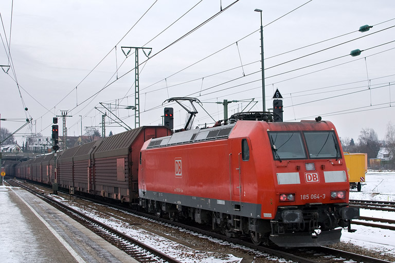 185 064 mit EK 56180 bei km 15,4 (Februar 2012)