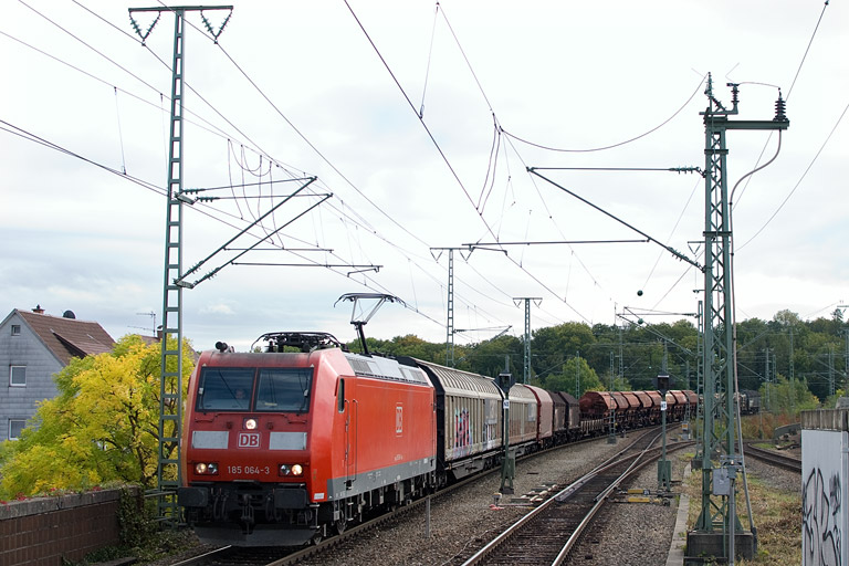 185 064 mit EZ 45596 bei km 16,8 (Oktober 2012)