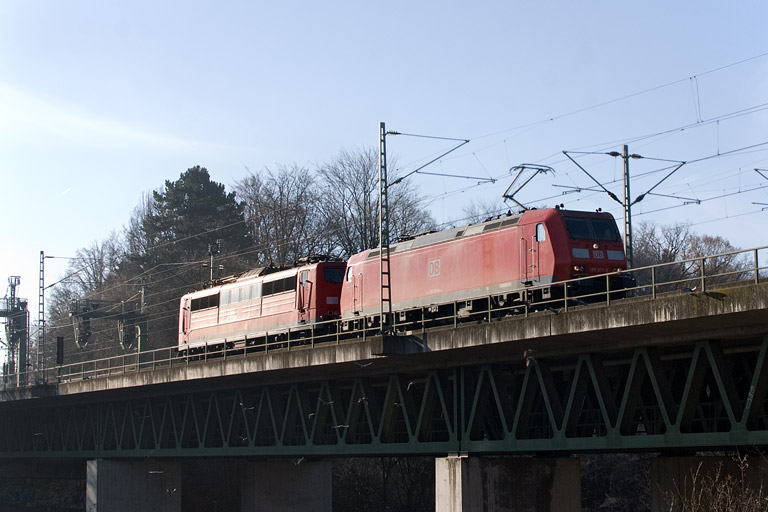 185 071 und 151 060 bei km 14,6 (Dezember 2012)