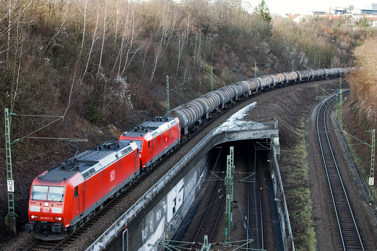 185 077 und 185 196 bei km 13,8 (Dezember 2012)