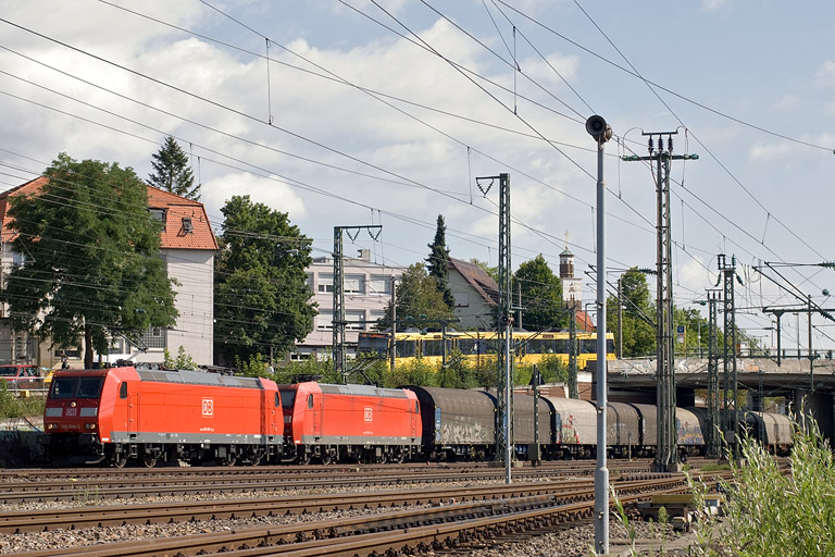 185 078 und 185 042 mit GM 47984 bei km 15,4 (August 2012)