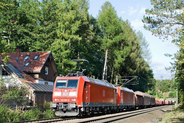 185 085 und 185 064 mit EZ 46991 bei km 18,2 (Oktober 2012)