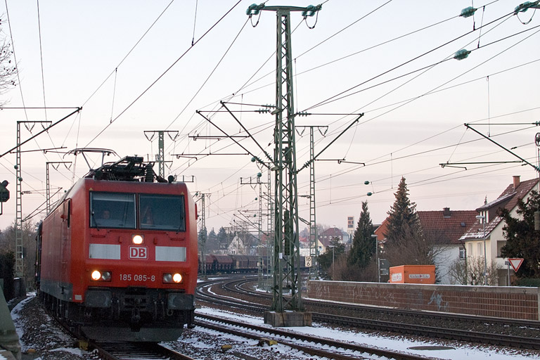 185 085 mit EZ 44696 bei km 16,6 (Februar 2012)