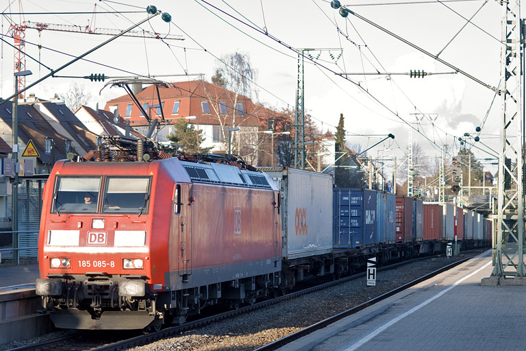 185 085 mit KT 43163 bei km 15,6 (Februar 2012)