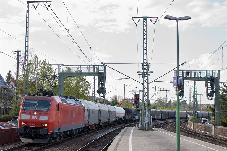 185 087 mit EK 56173 bei km 16,6 (April 2012)