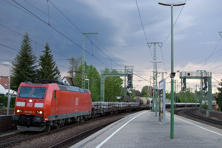185 090 mit EK 56185 bei km 16,6 (April 2012)