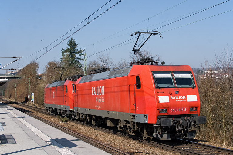 185 092 und 145 067 als EK 56180 bei km 14,2 (M&auml;rz 2012)
