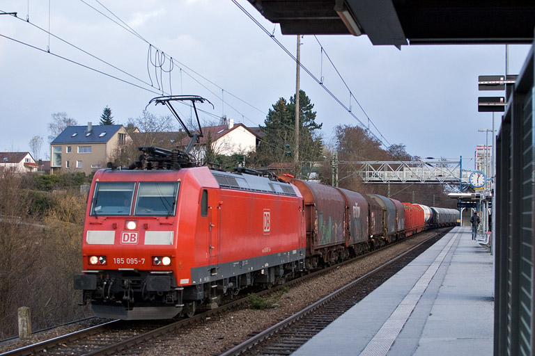 185 095 mit EK 56166 bei km 14,2 (M&auml;rz 2012)