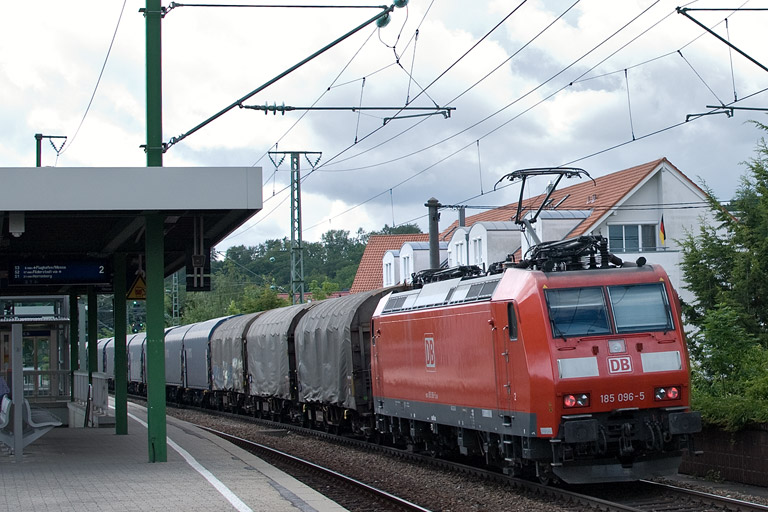 185 096 mit GM 49225 bei km 16,6 (Juni 2012)