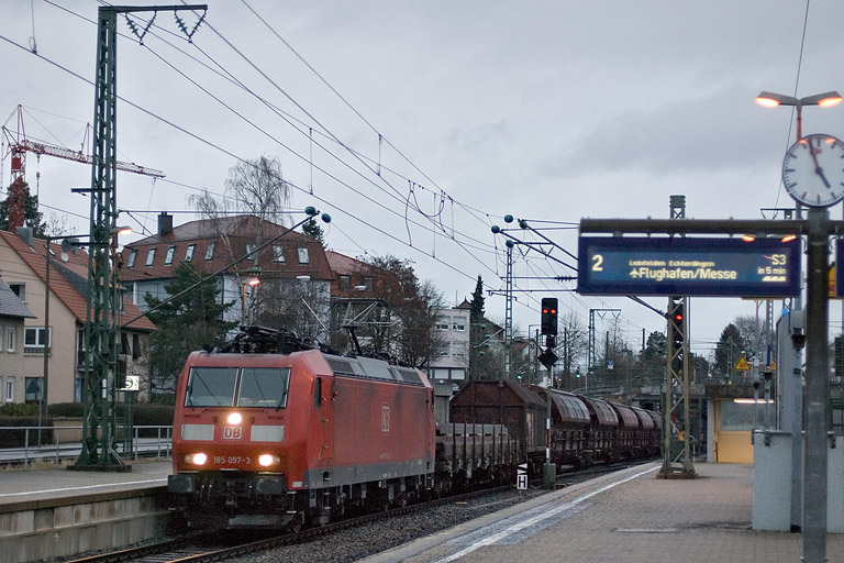 185 097 mit EZ 44691 bei km 15,6 (Januar 2012)